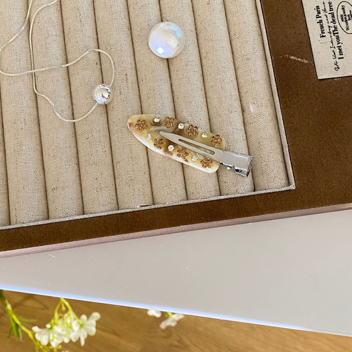 Diamond-encrusted seamless Hair Clip
