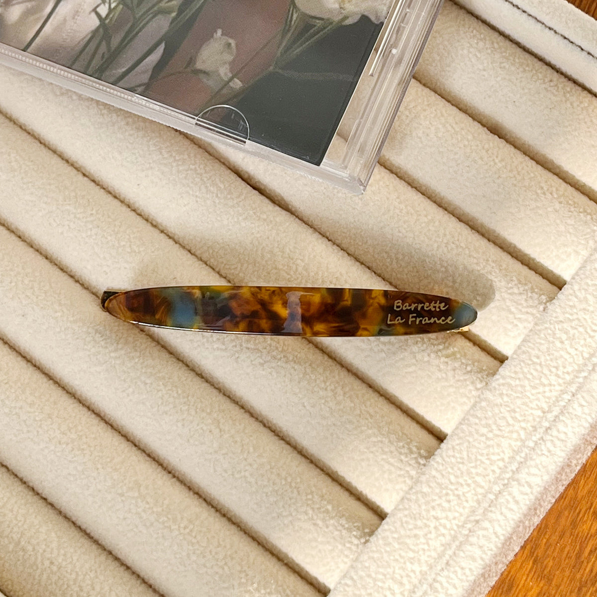 one-word hair clip
