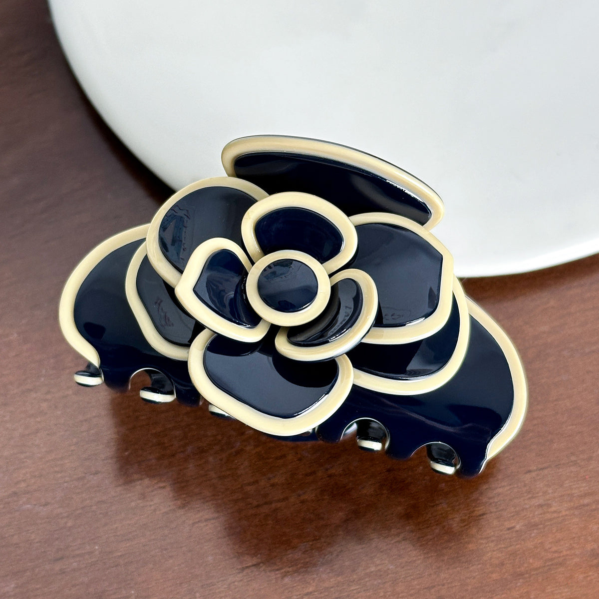 gentle camellia medium hair claw