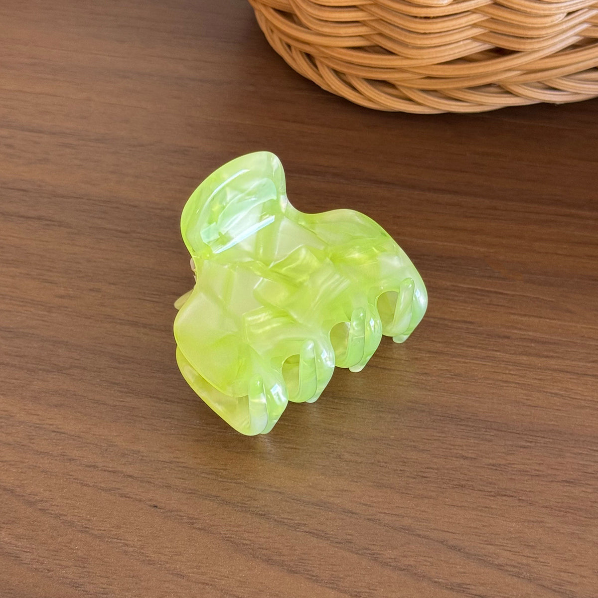 Duowei cute simple acetic acid grab clip jelly shark clip disc hair bangs clip high-end Korean hairpin hair accessories woman