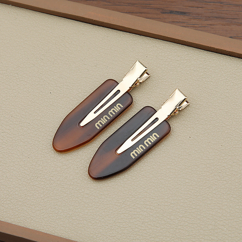Solid-color seamless hair clip for makeup application