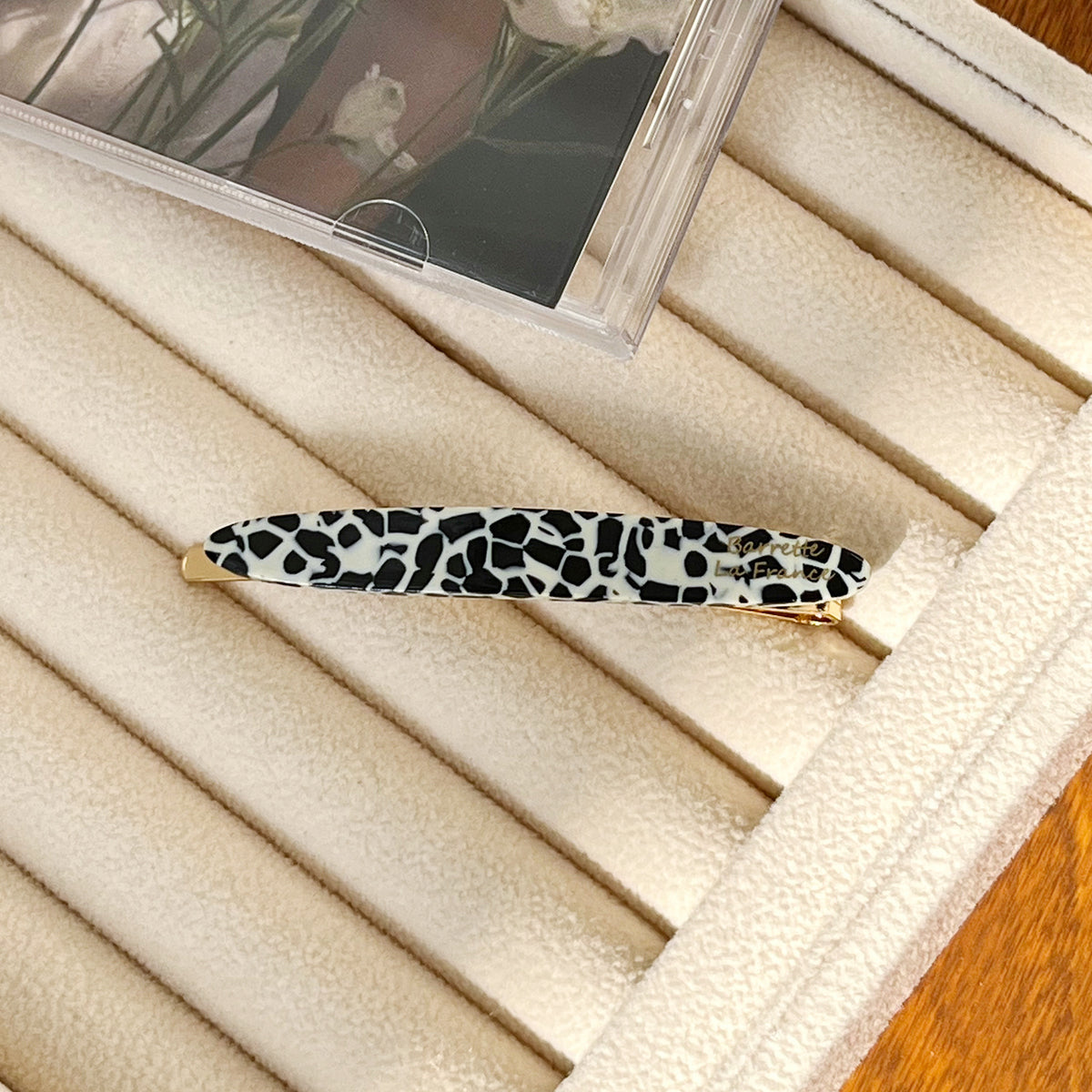 one-word hair clip