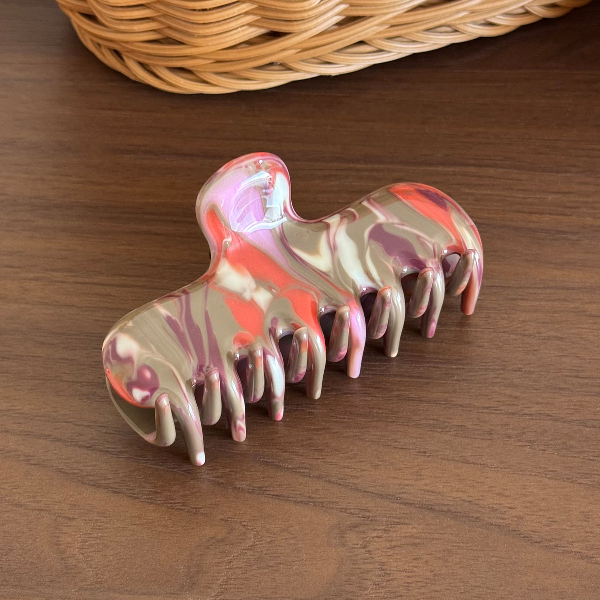 Duowei cute simple acetic acid grab clip jelly shark clip disc hair bangs clip high-end Korean hairpin hair accessories woman
