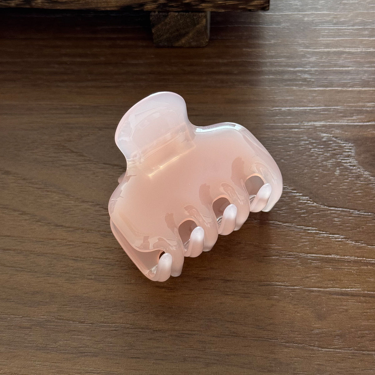 Duowei cute simple acetic acid grab clip jelly shark clip disc hair bangs clip high-end Korean hairpin hair accessories woman