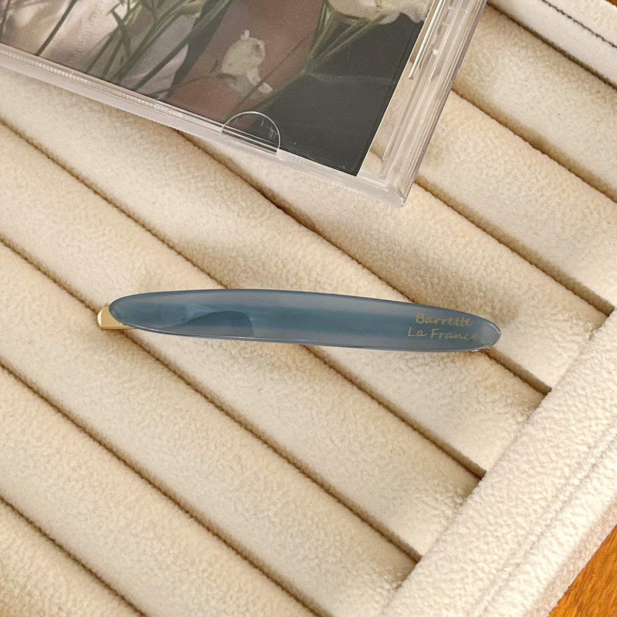 one-word hair clip