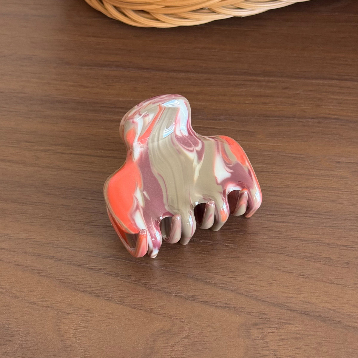Duowei cute simple acetic acid grab clip jelly shark clip disc hair bangs clip high-end Korean hairpin hair accessories woman