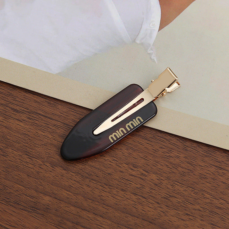 Solid-color seamless hair clip for makeup application