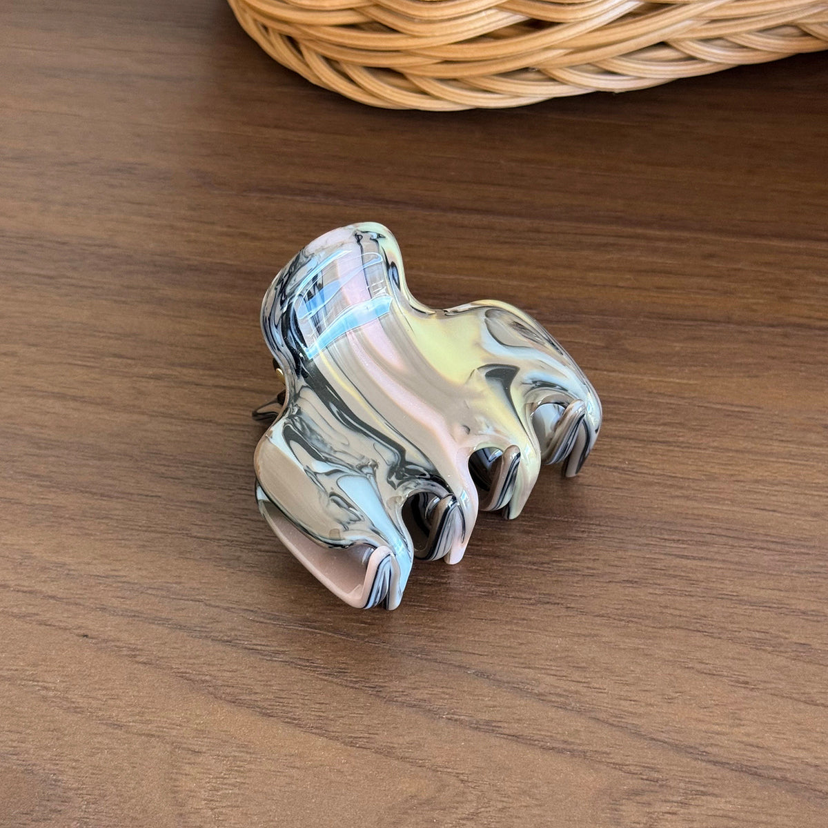 Duowei cute simple acetic acid grab clip jelly shark clip disc hair bangs clip high-end Korean hairpin hair accessories woman