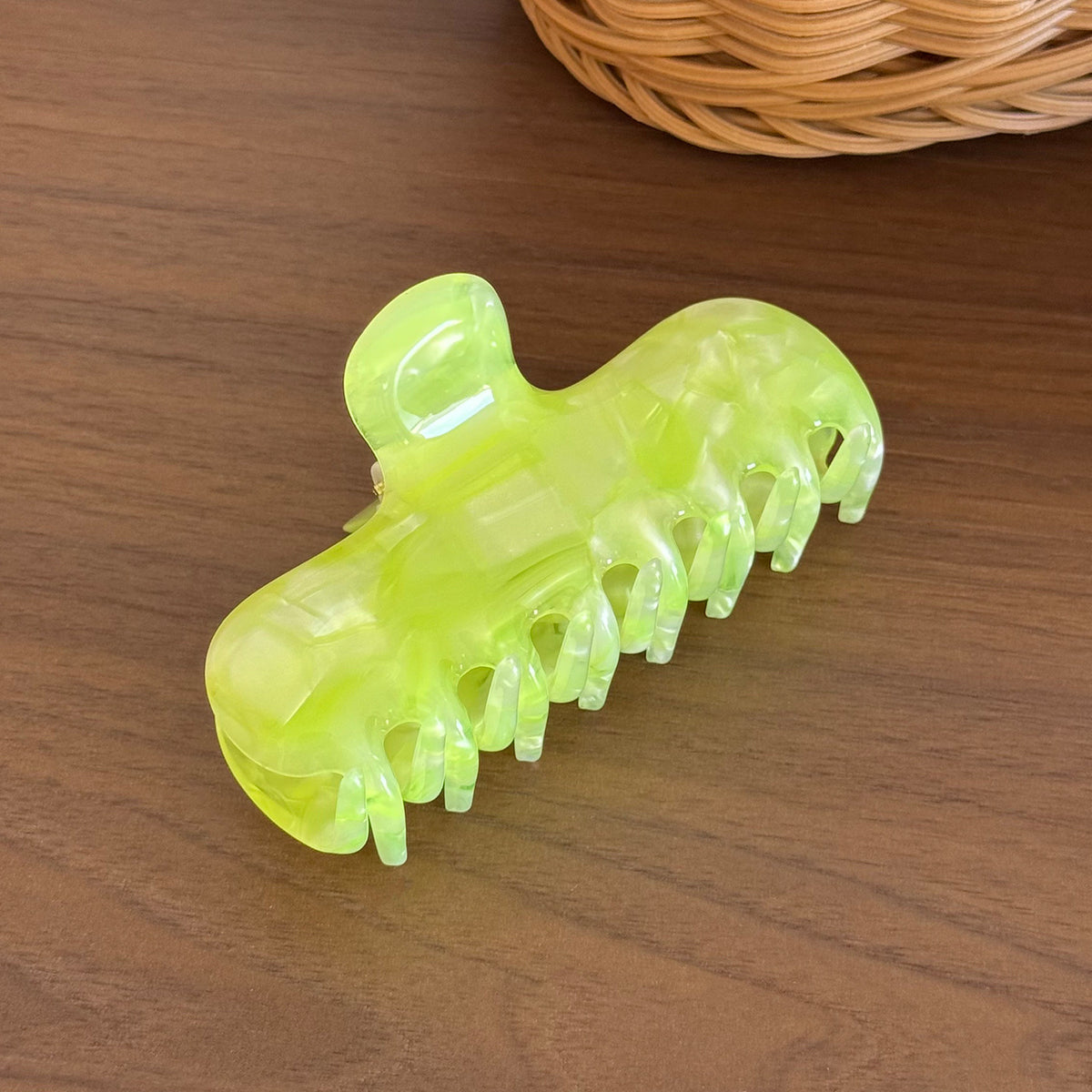 Duowei cute simple acetic acid grab clip jelly shark clip disc hair bangs clip high-end Korean hairpin hair accessories woman