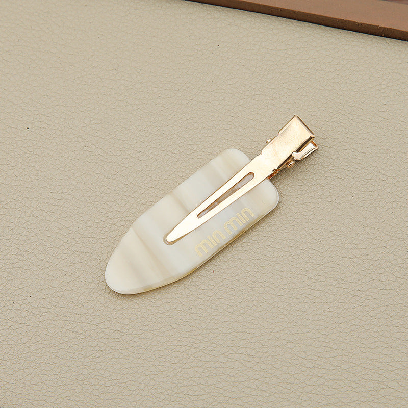 Solid-color seamless hair clip for makeup application