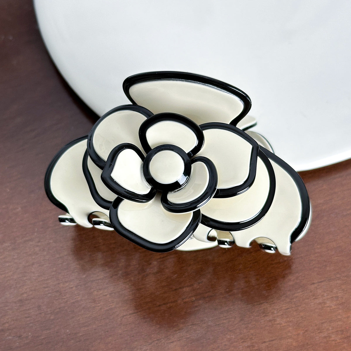 gentle camellia medium hair claw