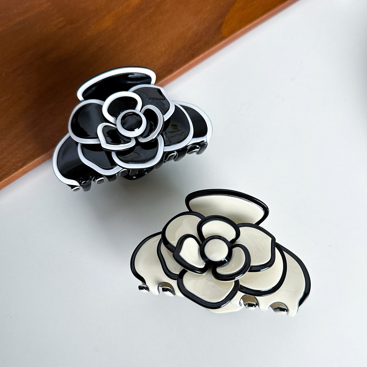 gentle camellia medium hair claw