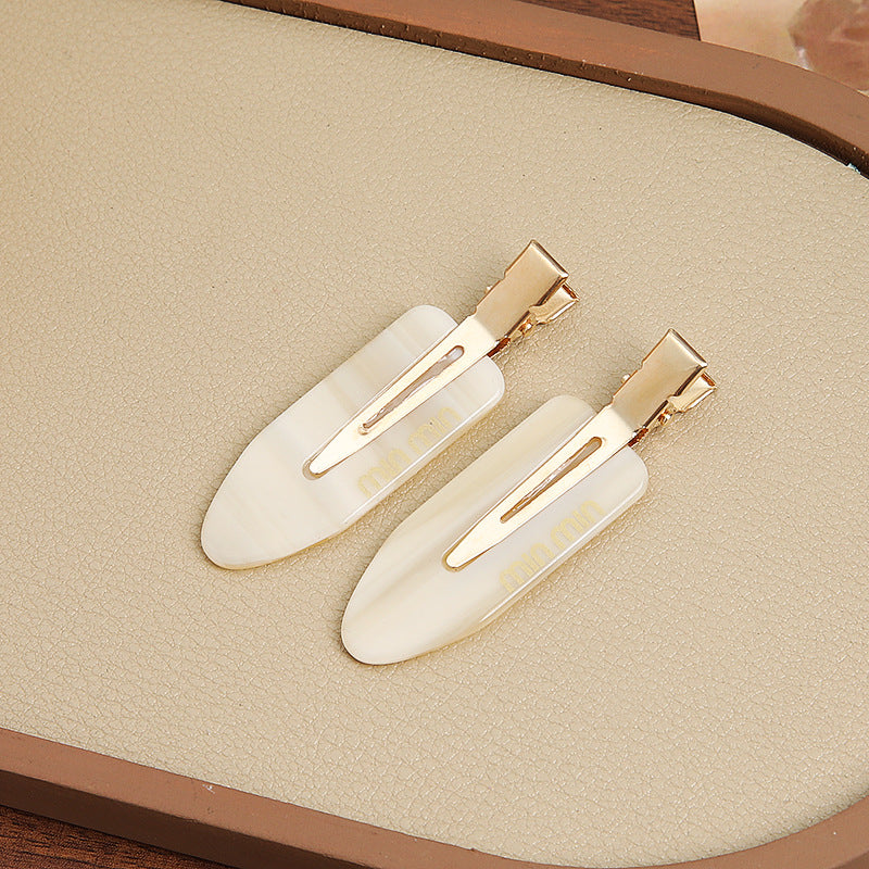 Solid-color seamless hair clip for makeup application