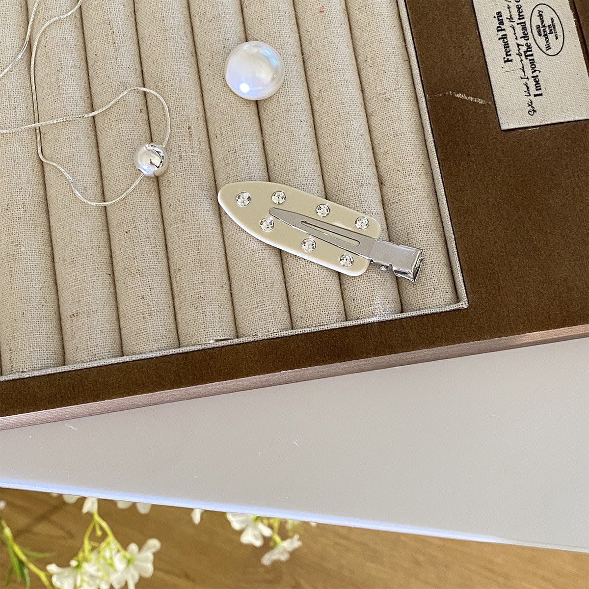 Diamond-encrusted seamless Hair Clip