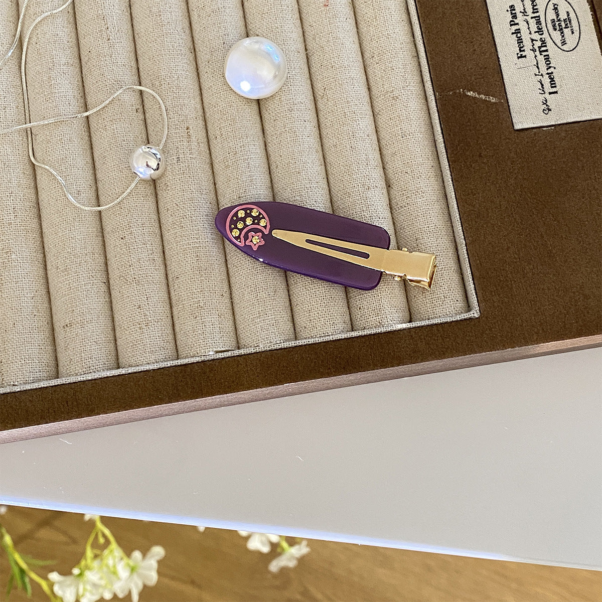 Diamond-encrusted seamless Hair Clip