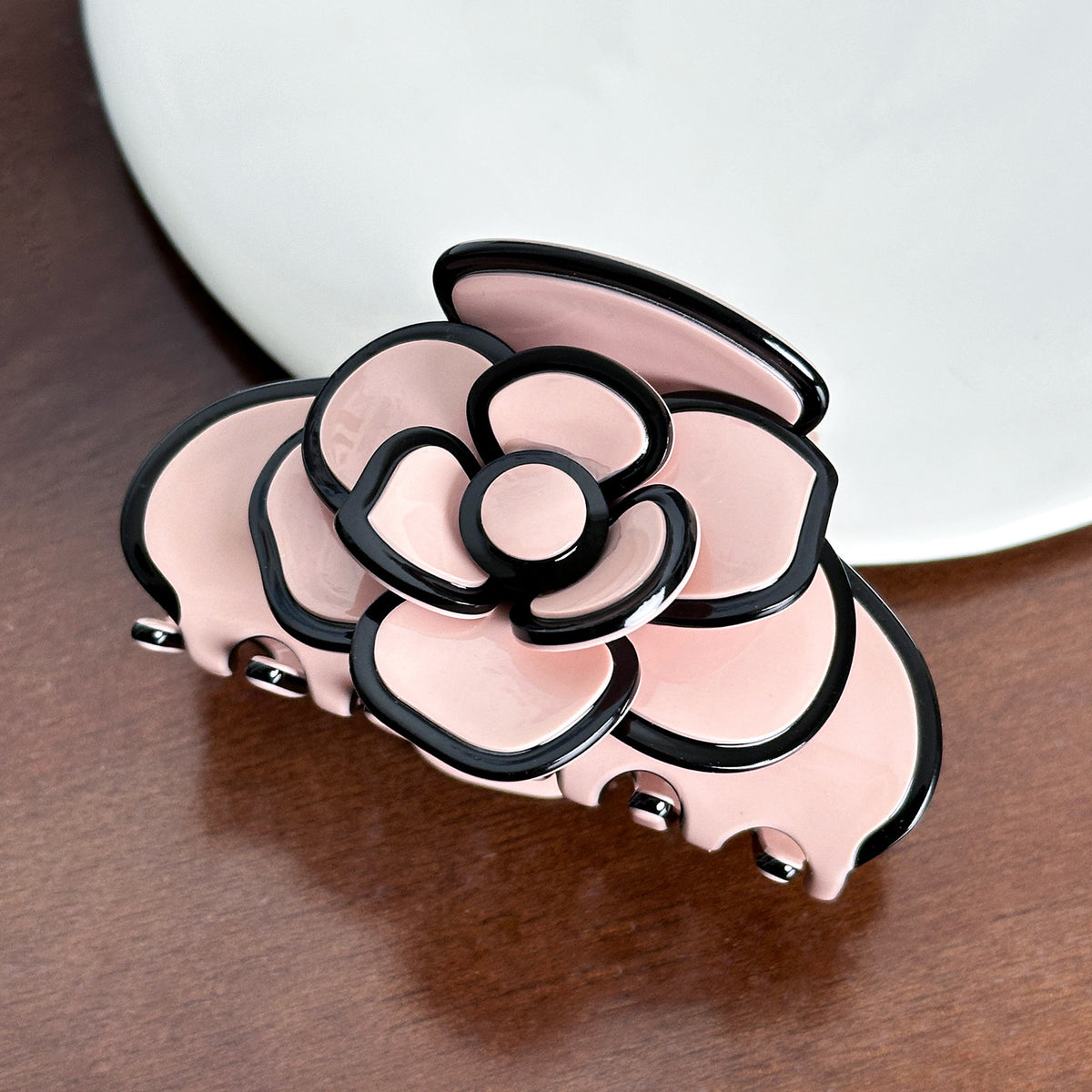 gentle camellia medium hair claw