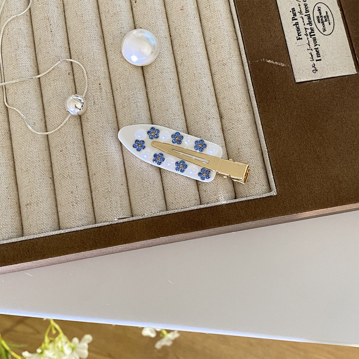 Diamond-encrusted seamless Hair Clip