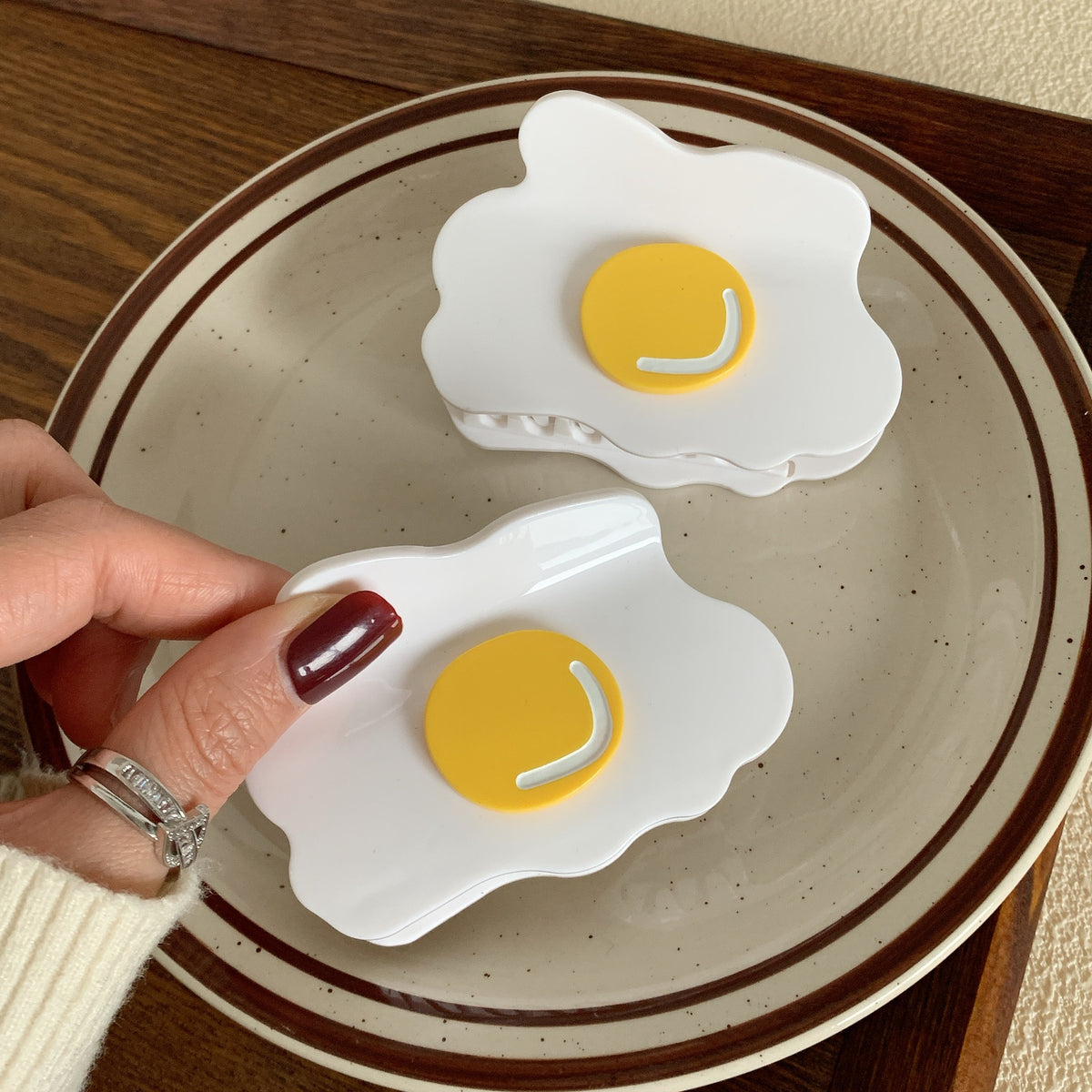 egg hair claw