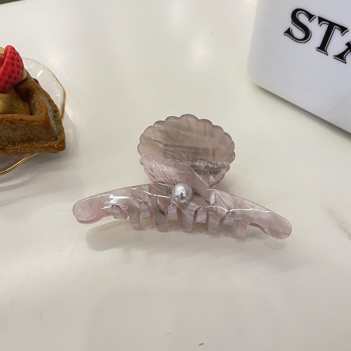 Fish tail pearl hair claw