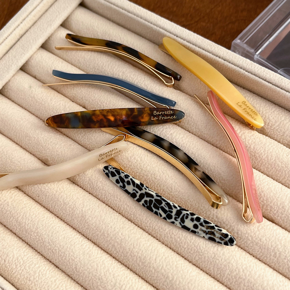 one-word hair clip