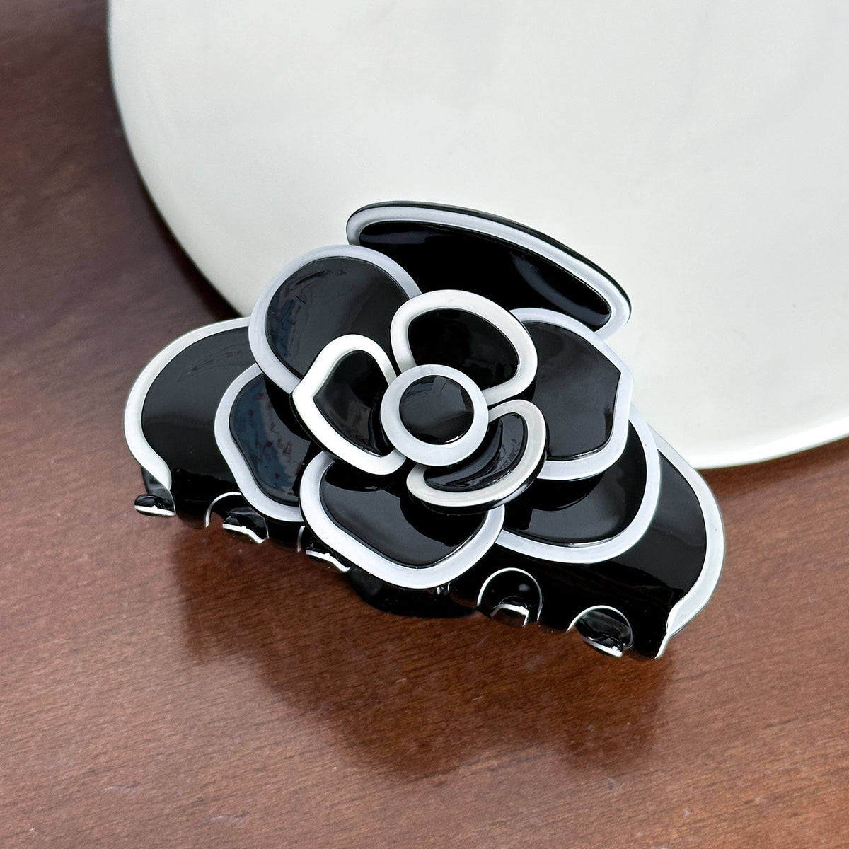 gentle camellia medium hair claw