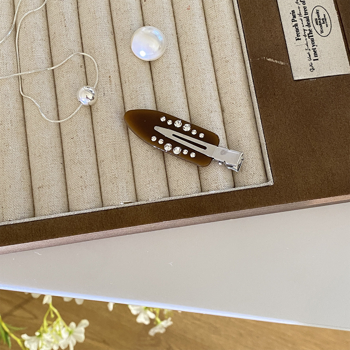 Diamond-encrusted seamless Hair Clip
