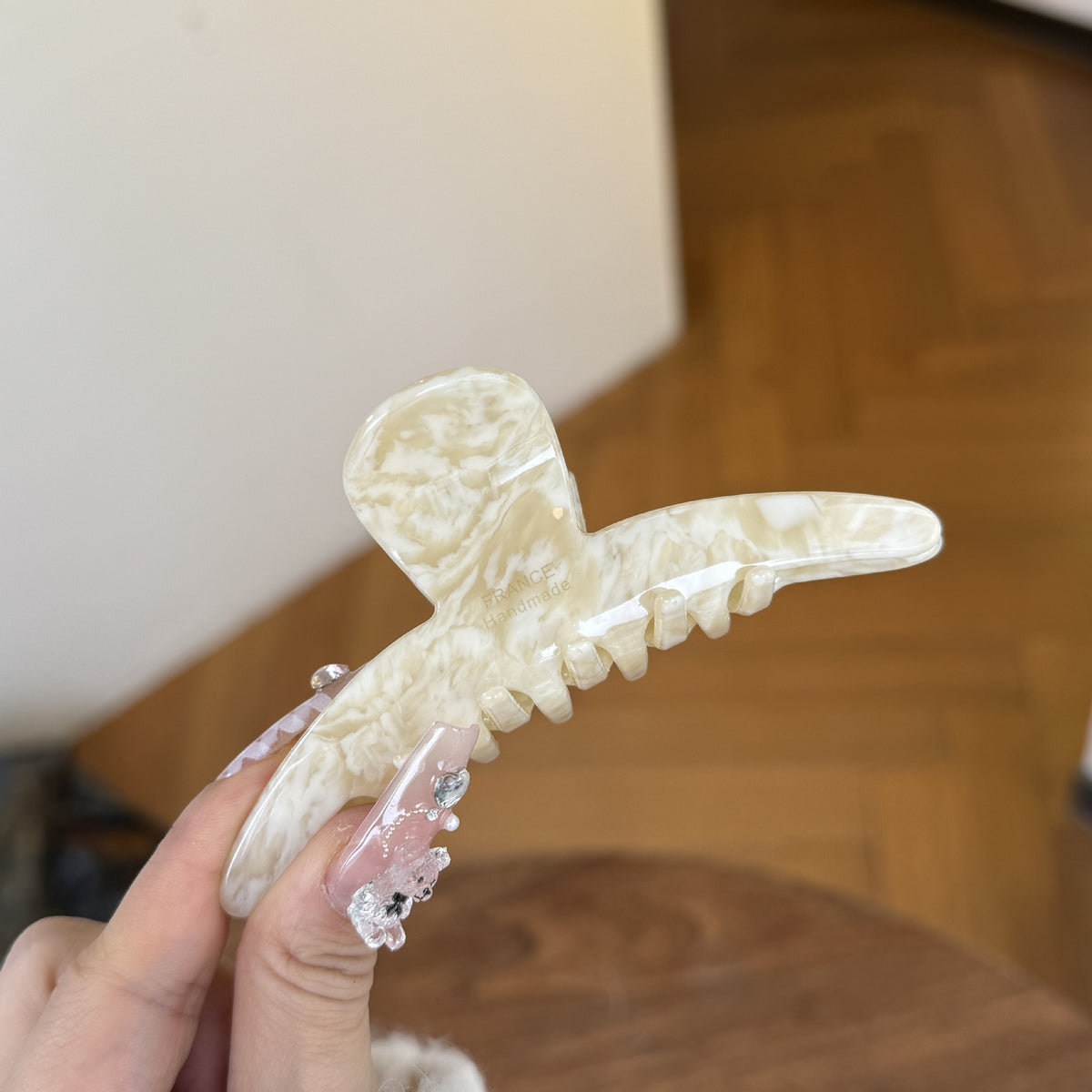 one-word hair claw