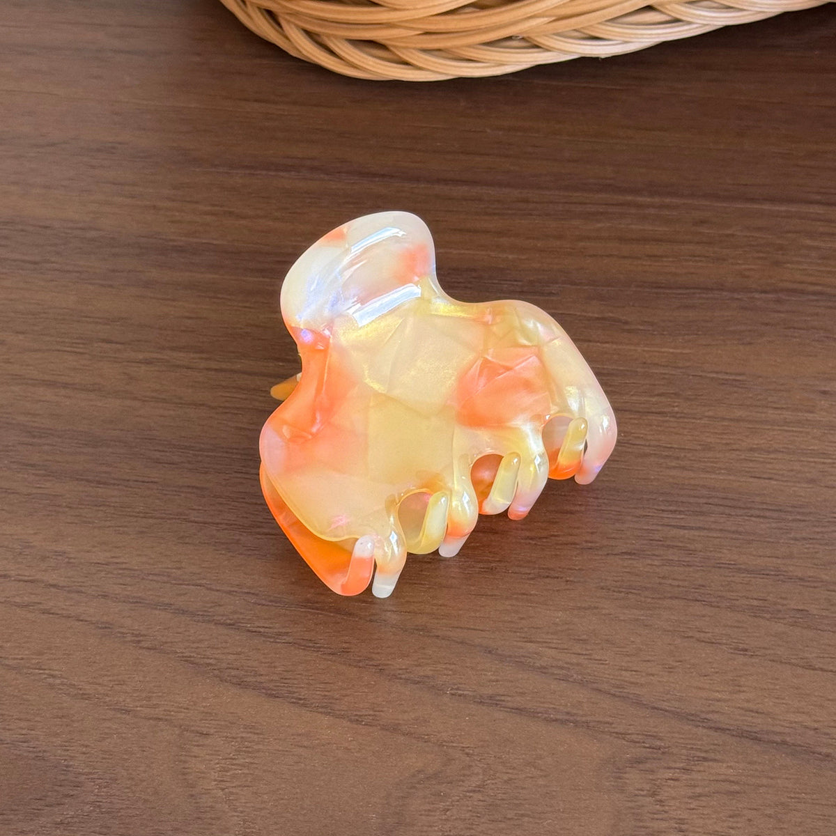 Duowei cute simple acetic acid grab clip jelly shark clip disc hair bangs clip high-end Korean hairpin hair accessories woman