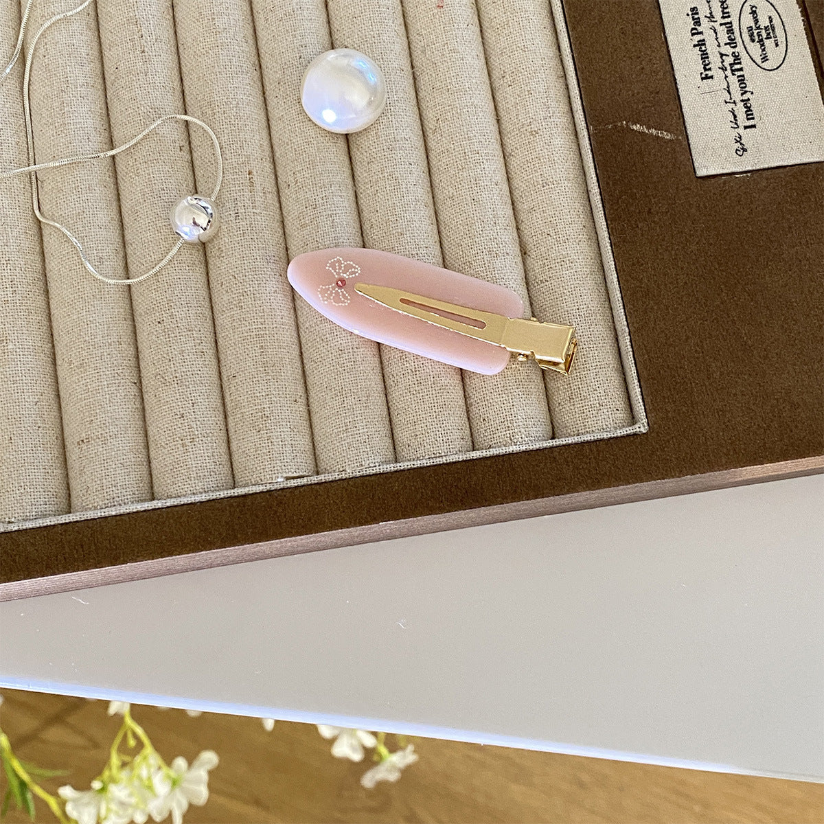 Diamond-encrusted seamless Hair Clip