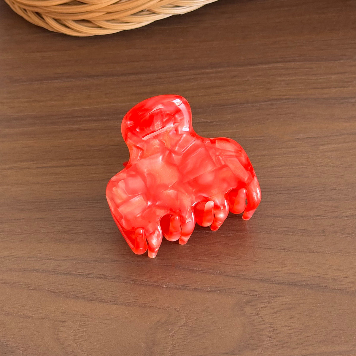 Duowei cute simple acetic acid grab clip jelly shark clip disc hair bangs clip high-end Korean hairpin hair accessories woman