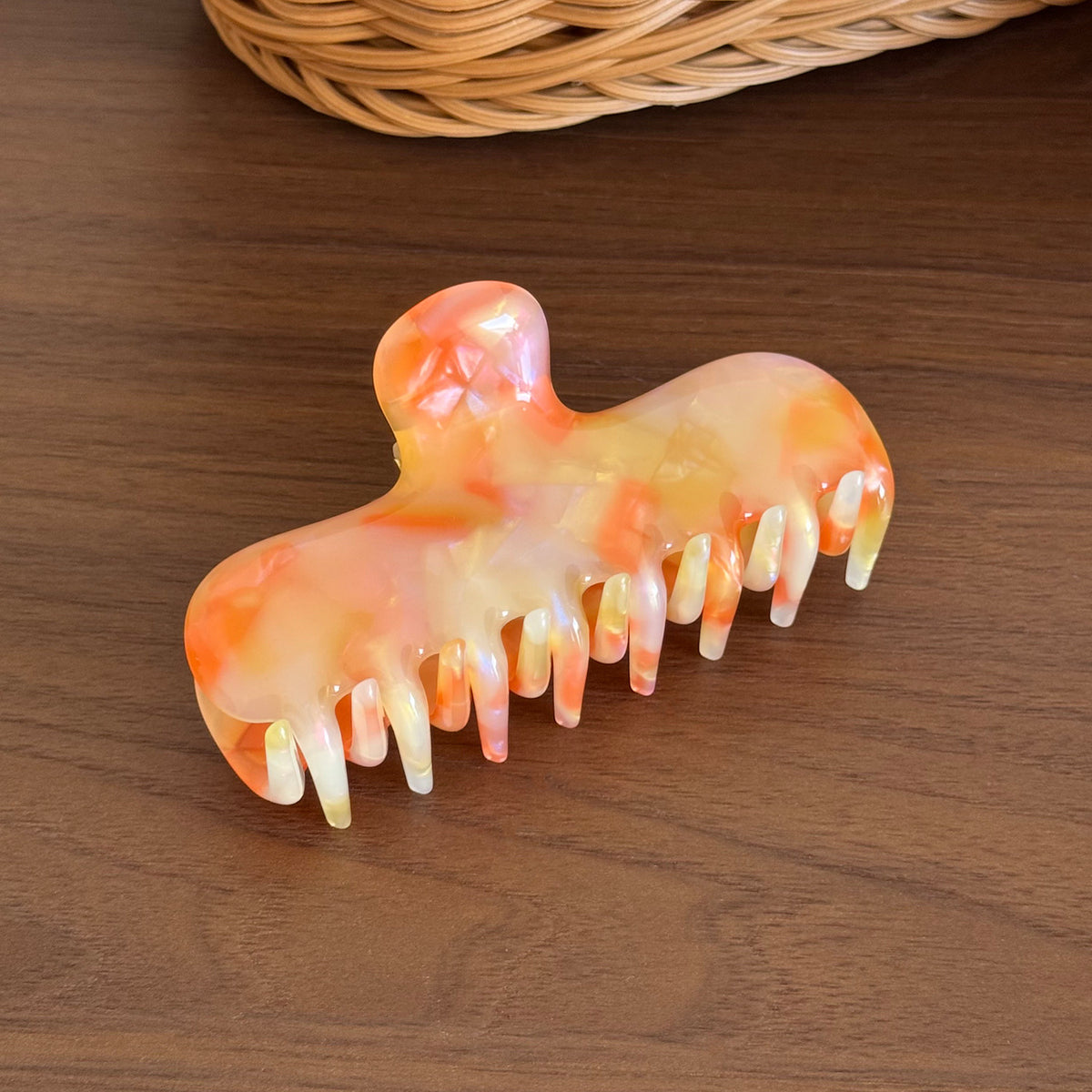 Duowei cute simple acetic acid grab clip jelly shark clip disc hair bangs clip high-end Korean hairpin hair accessories woman