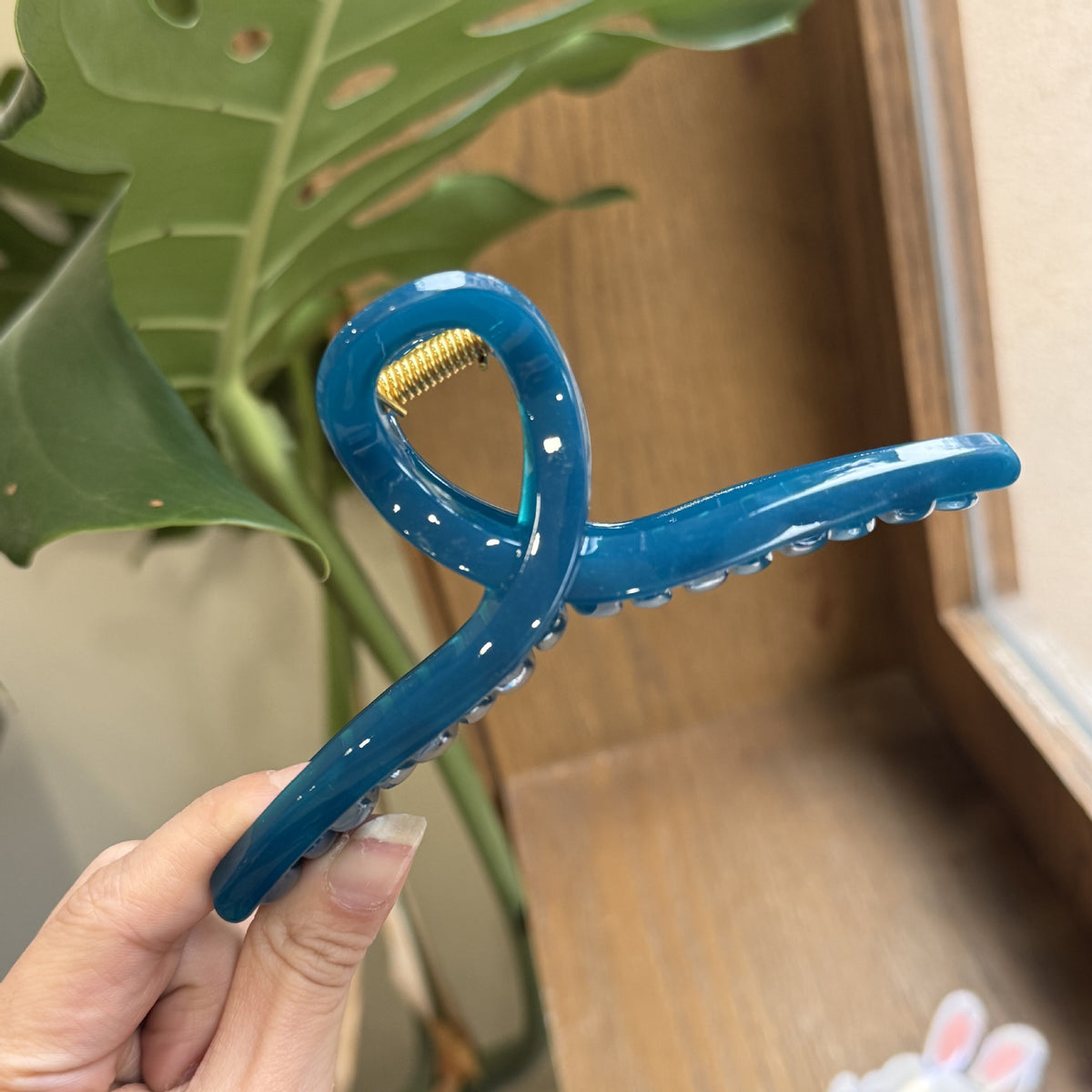 hanger hair claw