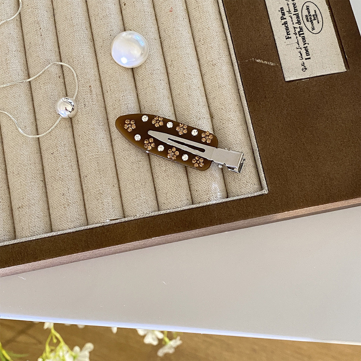 Diamond-encrusted seamless Hair Clip