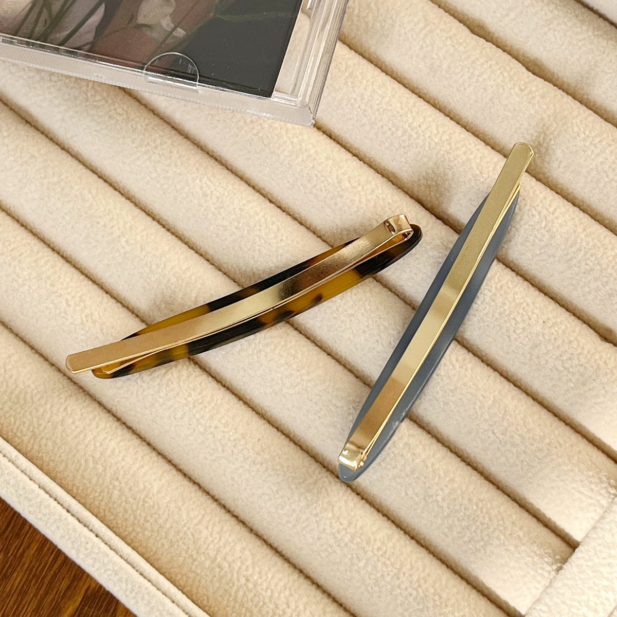 one-word hair clip