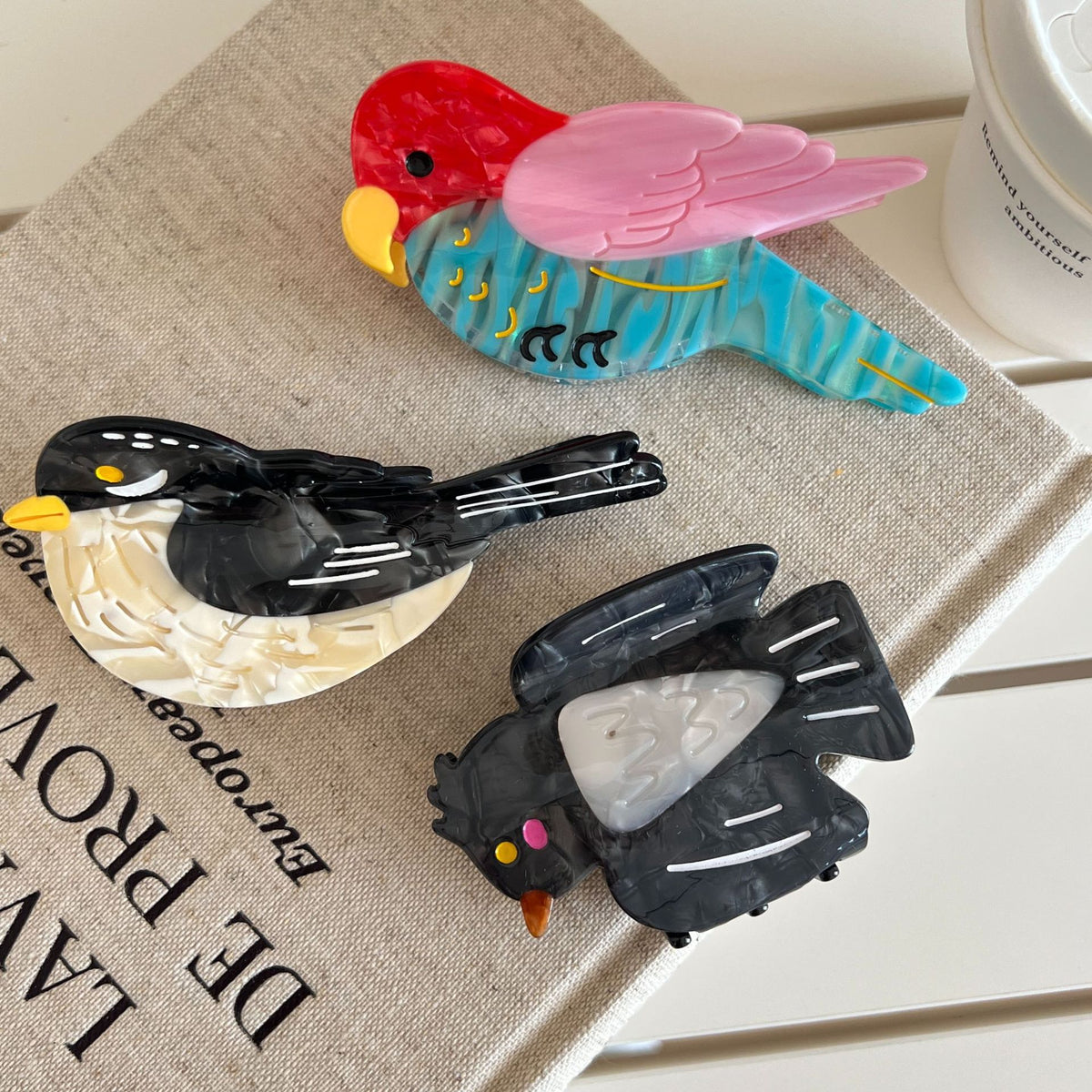 Animals birds magpies hair claw